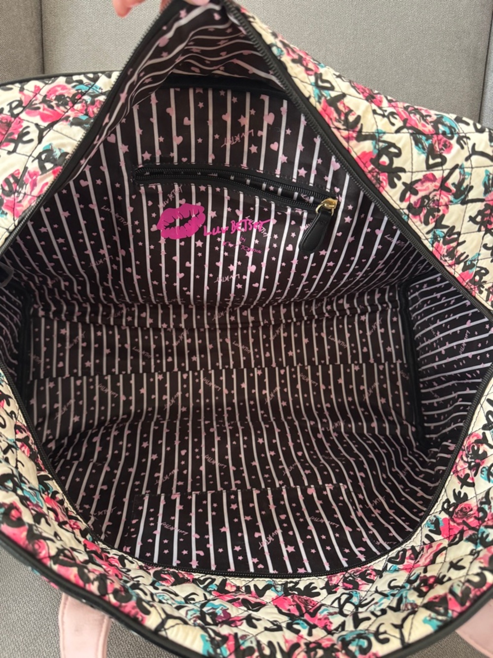 Betsey Johnson Floral Graffiti Travel Bag Weekender Duffel Carry-On Pink Black - Picture 3 of 9
